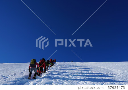 In the deep winter, shadows connected with the climbers who go through the gorge of the Southern Alps Senjogatake 37925473