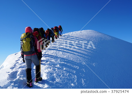 In the deep winter, shadows connected with the climbers who go through the gorge of the Southern Alps Senjogatake 37925474