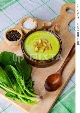 Spinach soup served on wooden board Spinach soup served on wooden board 37925962