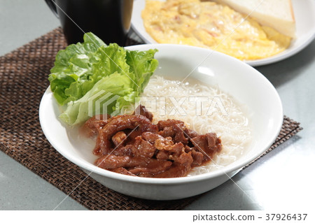 noodles with meat in soup 37926437