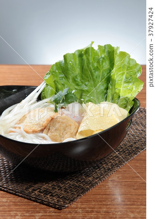 noodles with meat in soup 37927424