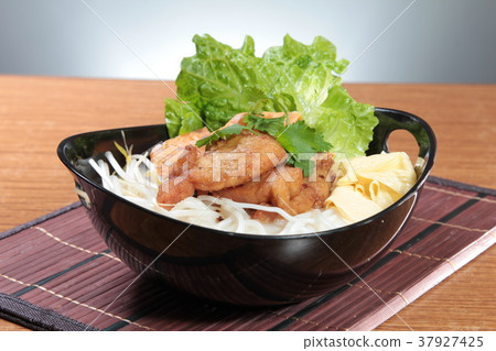 noodles with meat in soup 37927425