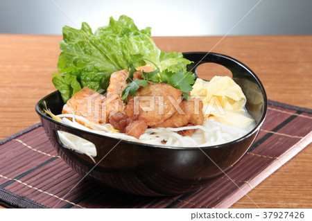 noodles with meat in soup 37927426