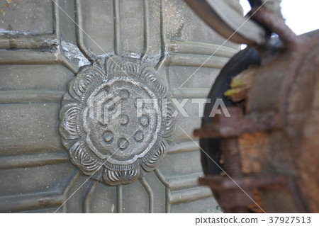 A bell 37927513
