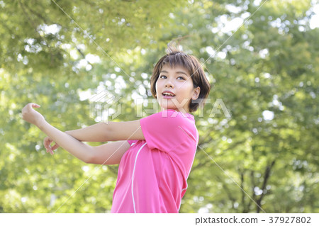 young woman      37927802