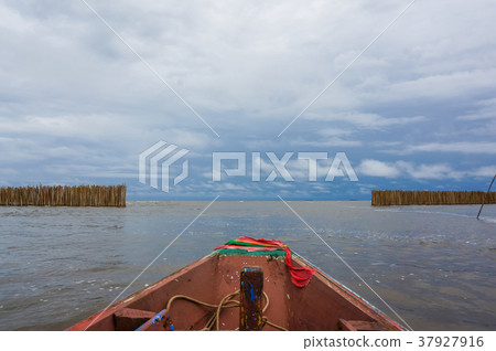 from canal to estuary. from canal to estuary. 37927916