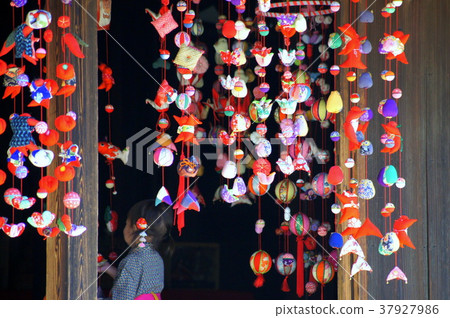 Hanging ornaments and girls Hanging ornaments and girls 37927986