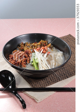 noodles with meat in soup 37929353