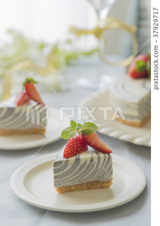 用三文魚和黑芝麻做的斑馬形狀的乳酪蛋糕 37929717