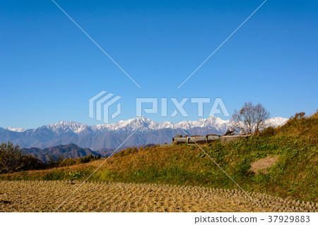 北阿爾卑斯山和藍天 37929883