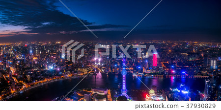 一個摩天大樓的夜視圖在上海,中國 一個摩天大樓的夜視圖在上海,中國 37930829