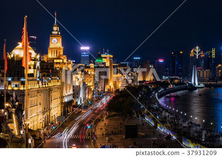歷史悠久的建築在上海和外灘地區亮起 歷史悠久的建築在上海和外灘地區亮起 37931209