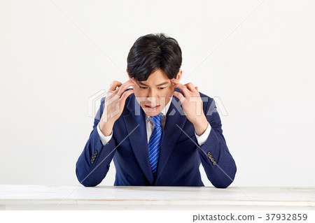 一個20多歲的男人，憂心忡忡、矛盾重重， 37932859