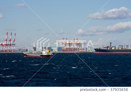 A view of the container terminal seen from the sea of Yokohama A view of the container terminal seen from the sea of Yokohama 37935658