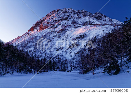 從Kuragaike看的早晨太陽的日光Shirane峰頂 從Kuragaike看的早晨太陽的日光Shirane峰頂 37936008