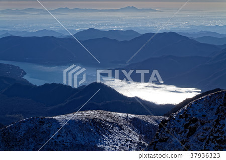 從中國日光白蘭看到的中禪寺湖和筑波山嚮著新幹線 照片素材 圖片 圖庫