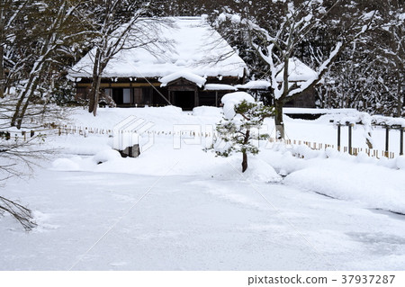 老房子的圖像在大雪區域 老房子的圖像在大雪區域 37937287