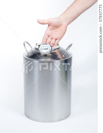 Hooch and pressure gauge 37937775