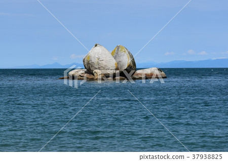 Split Apple Lock 37938825