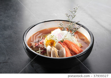 noodles with meat in soup 37939327
