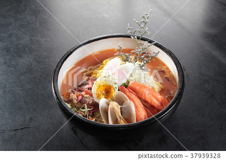 noodles with meat in soup 37939328