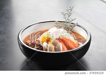 noodles with meat in soup 37939329