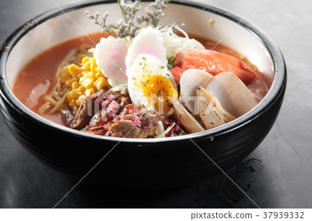 noodles with meat in soup 37939332