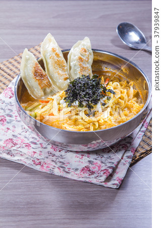 noodles with meat in soup 37939847