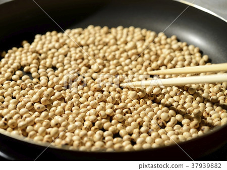 Soybeans in a frying pan 37939882