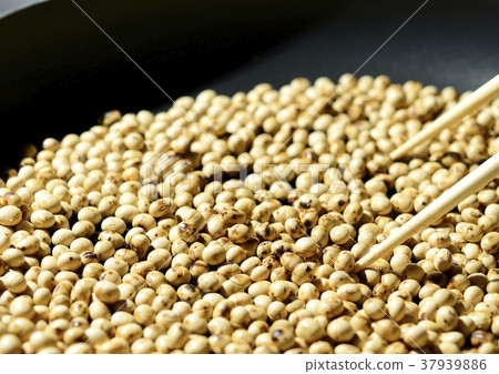 Soybeans in a frying pan Soybeans in a frying pan 37939886