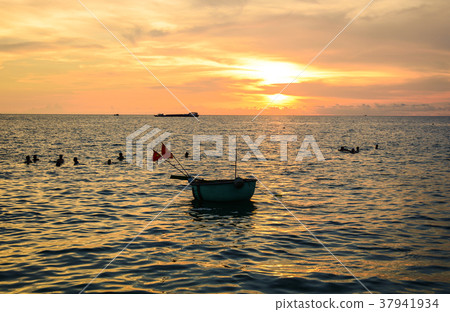 Sunset on the sea Sunset on the sea 37941934