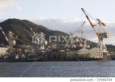 Sakai港口和造船廠的起重機 37946704