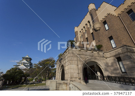 Milliser Osaka Castle and the castle tower 37947137