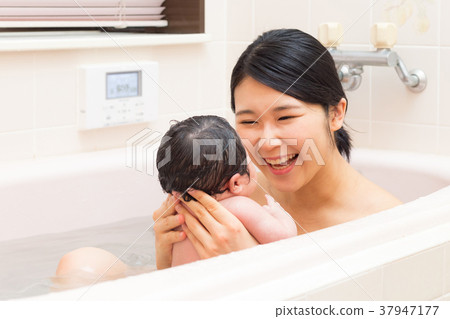 Bath baby, mother Bath baby, mother 37947177