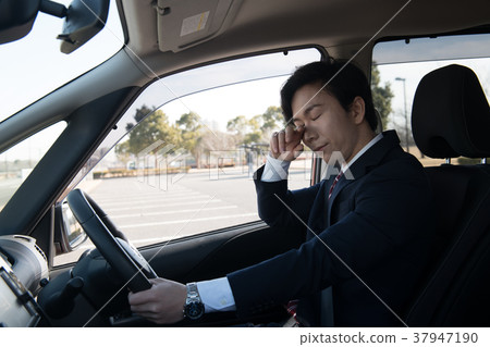 感覺疲倦的商人，當駕駛 37947190