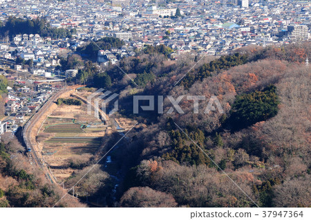 小田急4000列車穿過冬季的山丘 37947364
