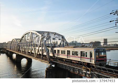 京成3000型火車穿越荒川大橋 37947453