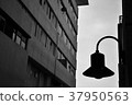 Streetlight between buildings (monochrome) 37950563