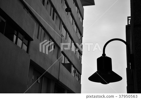 建築物之間的路燈(單色) 建築物之間的路燈(單色) 37950563
