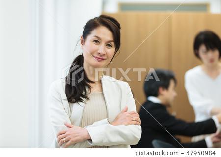 女性活躍老闆 女性活躍老闆 37950984