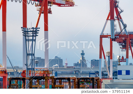 Yokohama Port Crane and Yokohama Marine Tower Yokohama Port Crane and Yokohama Marine Tower 37951134