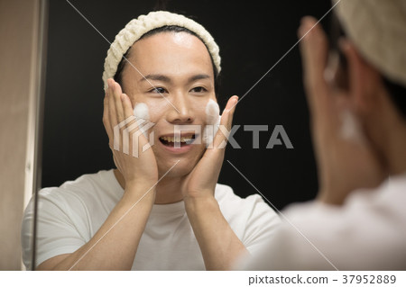 年輕人洗臉男人的美 年輕人洗臉男人的美 37952889