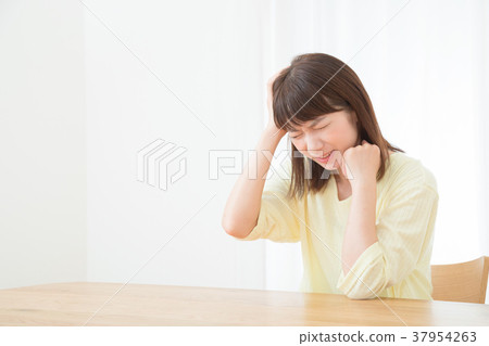 Worried headache headache hurts negative image poor physical condition female portrait 20's 30's Worried headache headache hurts negative image poor physical condition female portrait 20's 30's 37954263