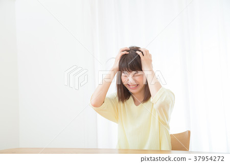 Worried headache headache hurts negative image poor physical condition female portrait 20's 30's 37954272