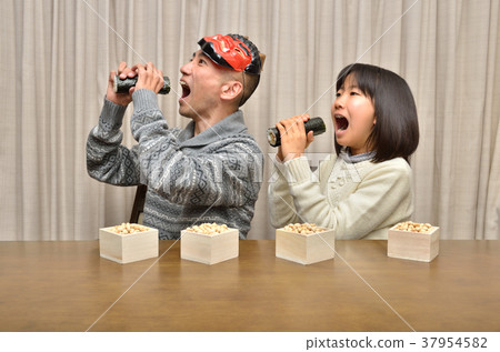 Parents and children enjoying setsubun 37954582
