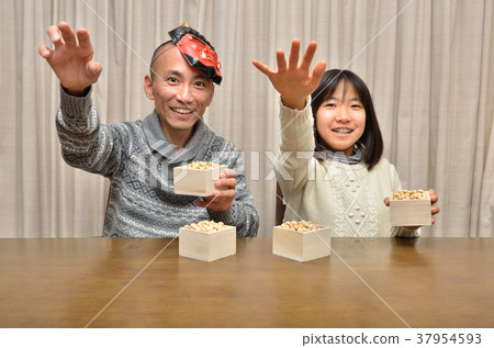 Parents and children enjoying setsubun 37954593