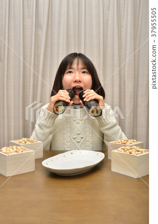 Girl enjoying setsubun Girl enjoying setsubun 37955505