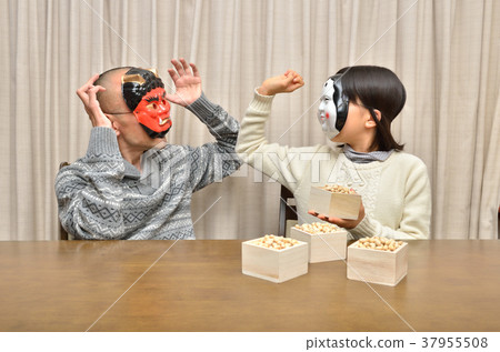 Parents and children enjoying setsubun 37955508