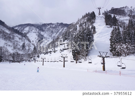 滑雪勝地和電梯 滑雪勝地和電梯 37955612