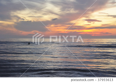 Morning glow of Qingdao 37955613